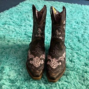 Girls Laredo Cowgirl Boots. Size 2. Gently worn. Brown with pink cheetah.